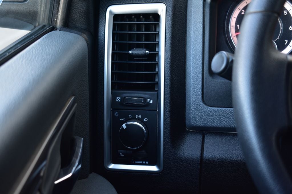 2020 RAM 1500 Classic SLT Crew Cab 4x4 w/5.7L Hemi