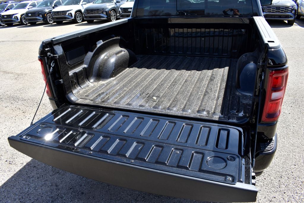 2026 RAM 1500 Big Horn/Lone Star Crew Cab 4x4 Night Edition w/5.7L Hemi