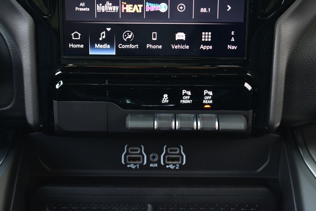 2026 RAM 1500 Big Horn/Lone Star Crew Cab 4x4 Night Edition w/5.7L Hemi