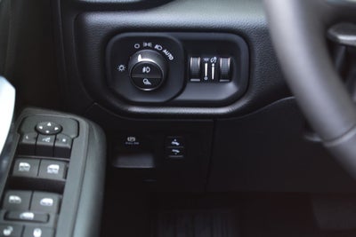 2026 RAM 1500 Big Horn/Lone Star Crew Cab 4x4 Night Edition w/5.7L Hemi