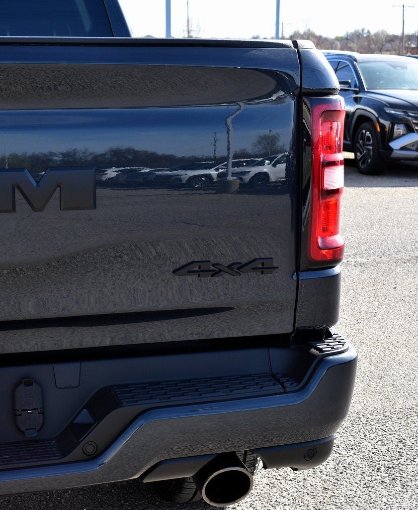 2026 RAM 1500 Big Horn/Lone Star Crew Cab 4x4 Night Edition w/5.7L Hemi