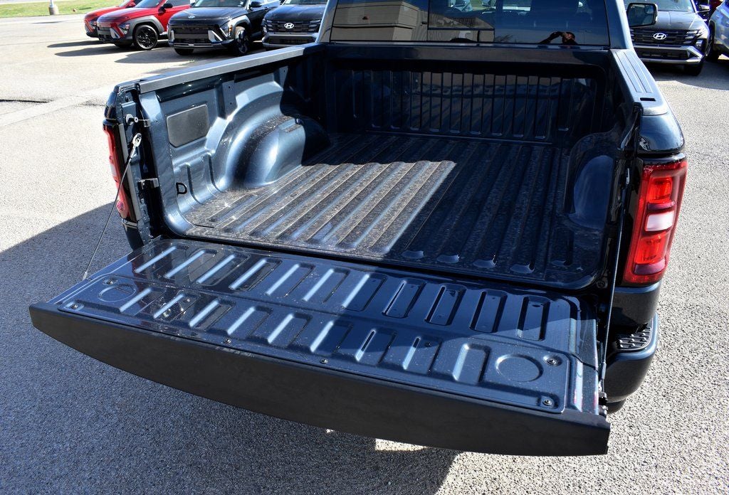 2026 RAM 1500 Big Horn/Lone Star Crew Cab 4x4 Night Edition w/5.7L Hemi