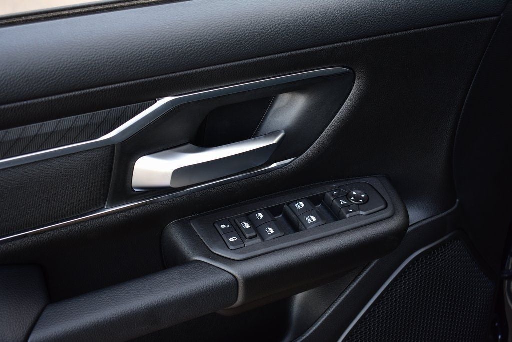 2026 RAM 1500 Big Horn/Lone Star Crew Cab 4x4 Night Edition w/5.7L Hemi