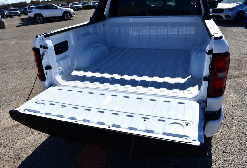 2026 RAM 1500 Big Horn/Lone Star Crew Cab 4x4 Night Edition w/5.7L Hemi