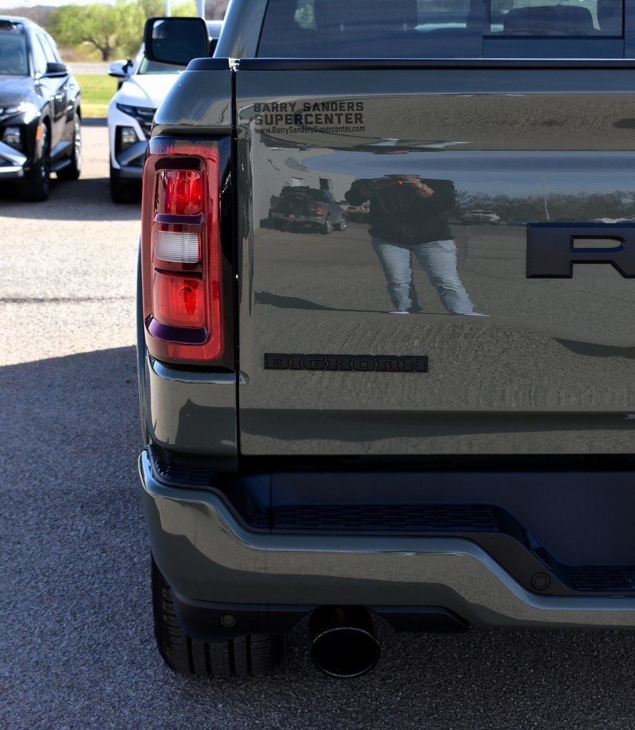 2026 RAM 1500 Big Horn/Lone Star Crew Cab 4x4 Night Edition w/5.7L Hemi
