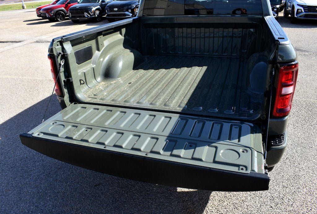 2026 RAM 1500 Big Horn/Lone Star Crew Cab 4x4 Night Edition w/5.7L Hemi