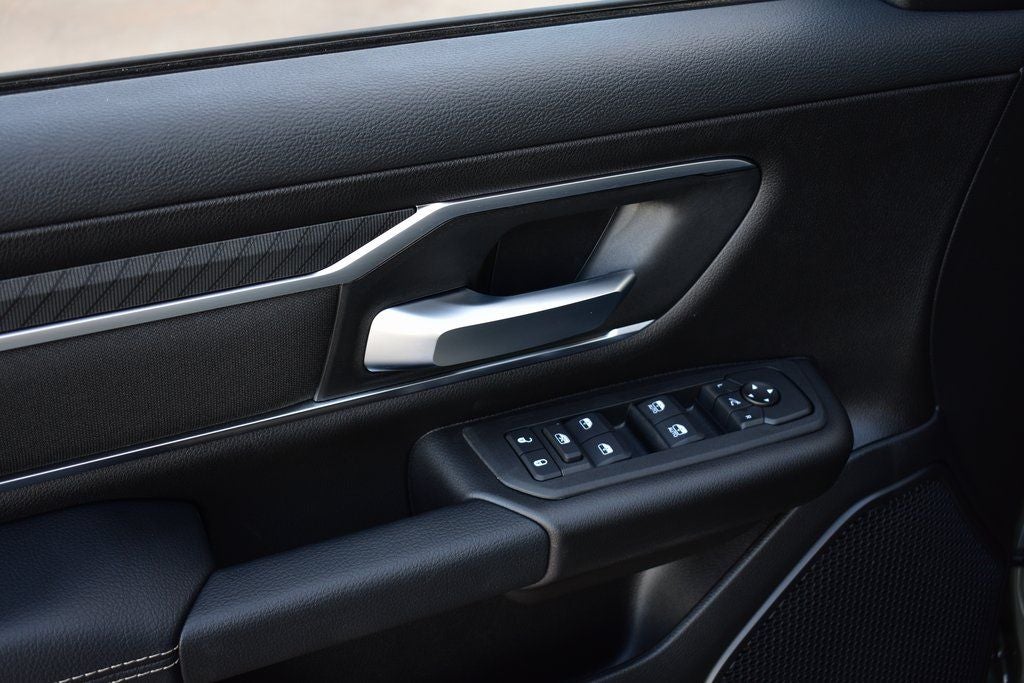 2026 RAM 1500 Big Horn/Lone Star Crew Cab 4x4 Night Edition w/5.7L Hemi