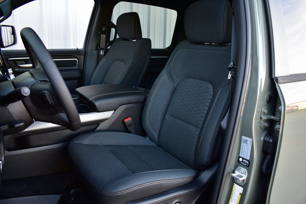 2026 RAM 1500 Big Horn/Lone Star Crew Cab 4x4 Night Edition w/5.7L Hemi