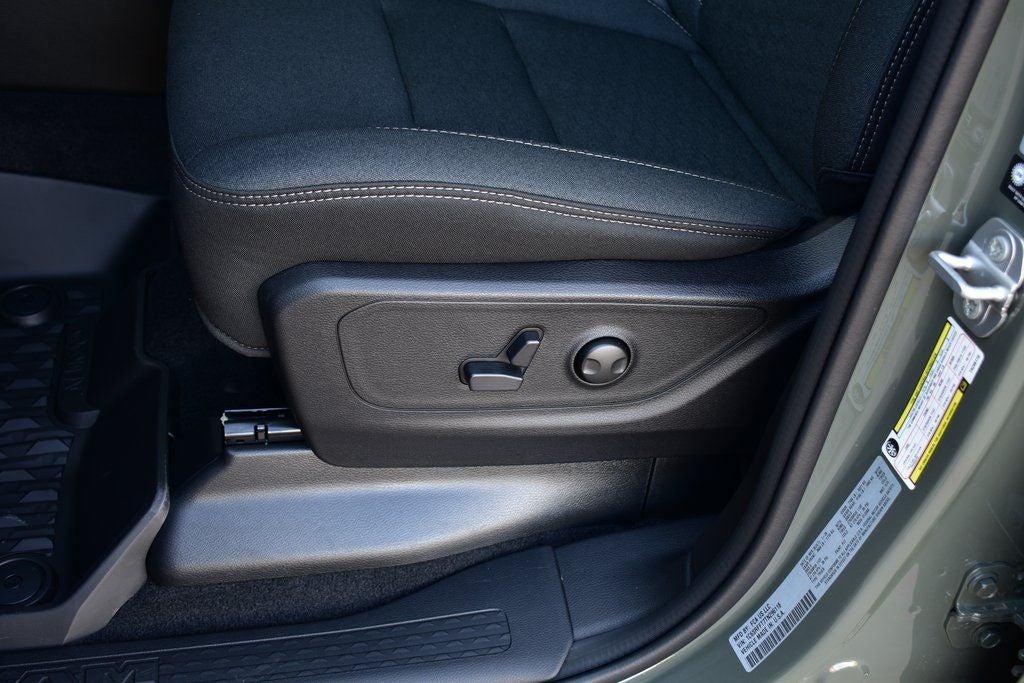 2026 RAM 1500 Big Horn/Lone Star Crew Cab 4x4 Night Edition w/5.7L Hemi