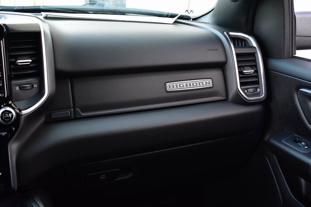 2026 RAM 1500 Big Horn/Lone Star Crew Cab 4x4 Night Edition w/5.7L Hemi