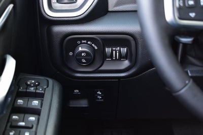 2026 RAM 1500 Big Horn/Lone Star Crew Cab 4x4 Night Edition w/5.7L Hemi