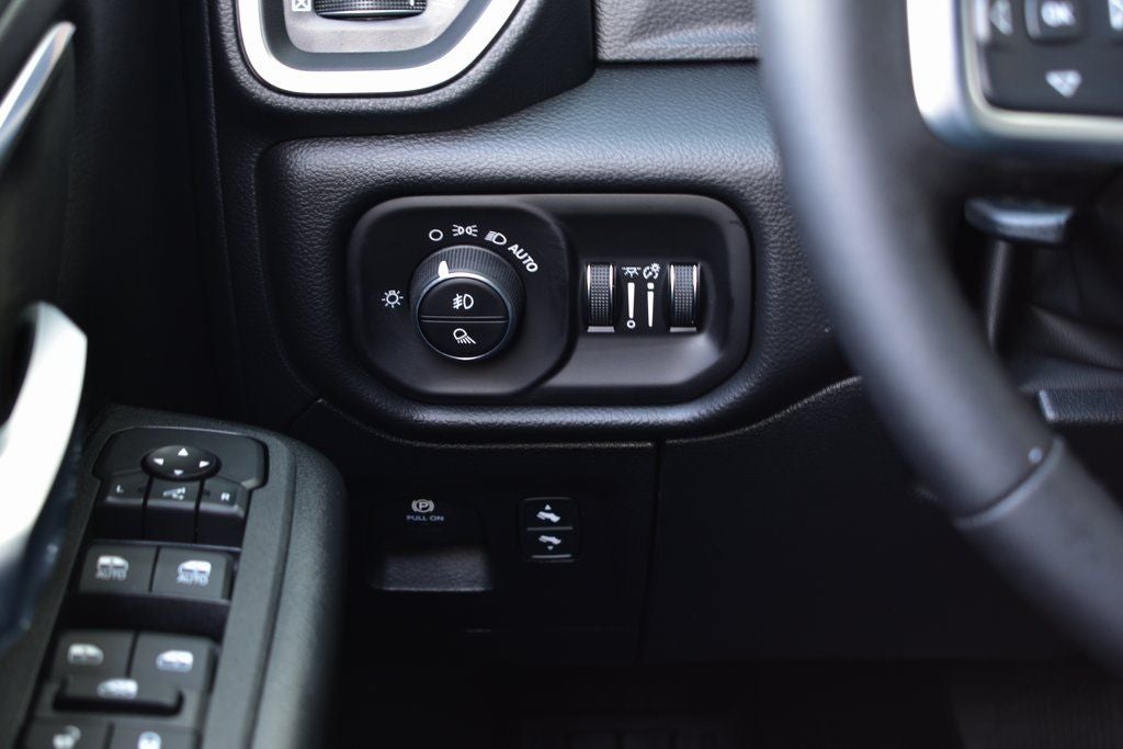 2026 RAM 1500 Big Horn/Lone Star Crew Cab 4x4 Night Edition w/5.7L Hemi