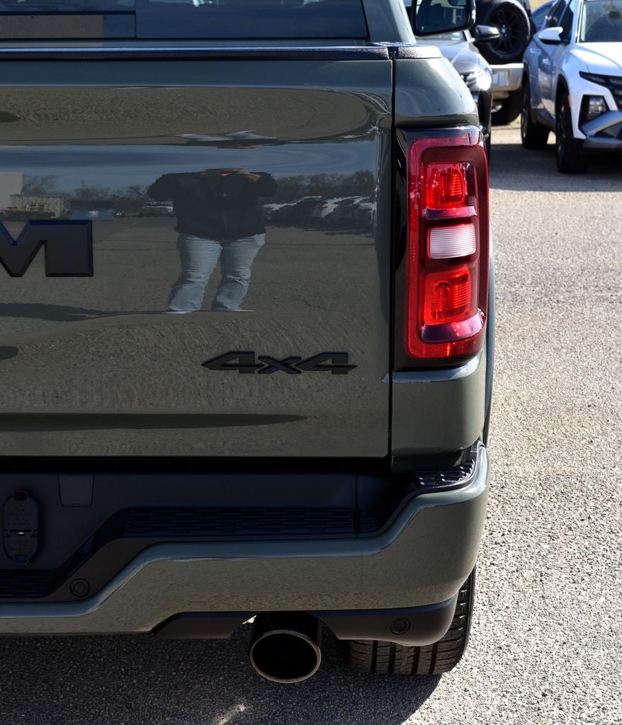 2026 RAM 1500 Big Horn/Lone Star Crew Cab 4x4 Night Edition w/5.7L Hemi