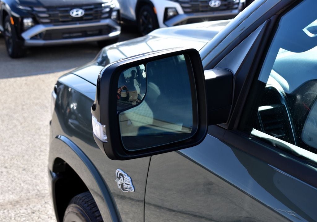 2026 RAM 1500 Big Horn/Lone Star Crew Cab 4x4 Night Edition w/5.7L Hemi