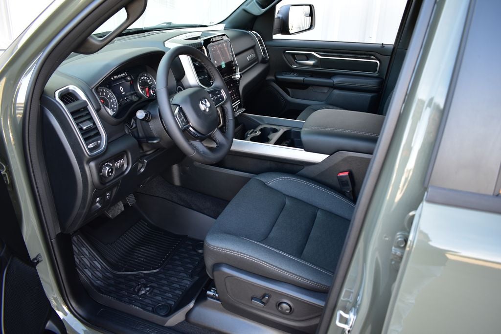 2026 RAM 1500 Big Horn/Lone Star Crew Cab 4x4 Night Edition w/5.7L Hemi