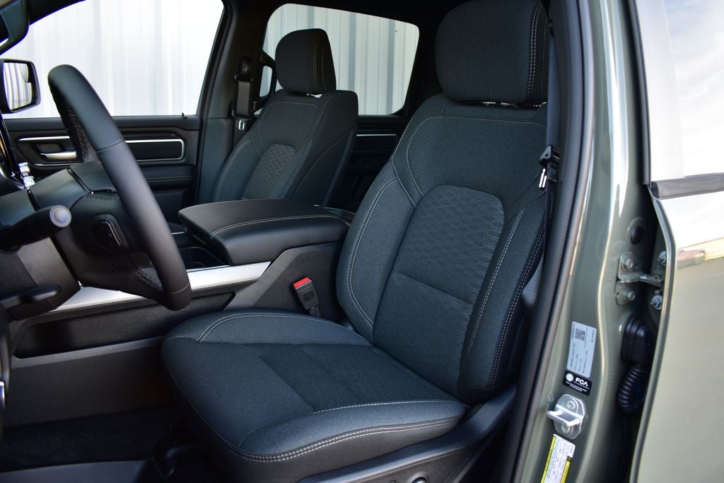 2026 RAM 1500 Big Horn/Lone Star Crew Cab 4x4 Night Edition w/5.7L Hemi