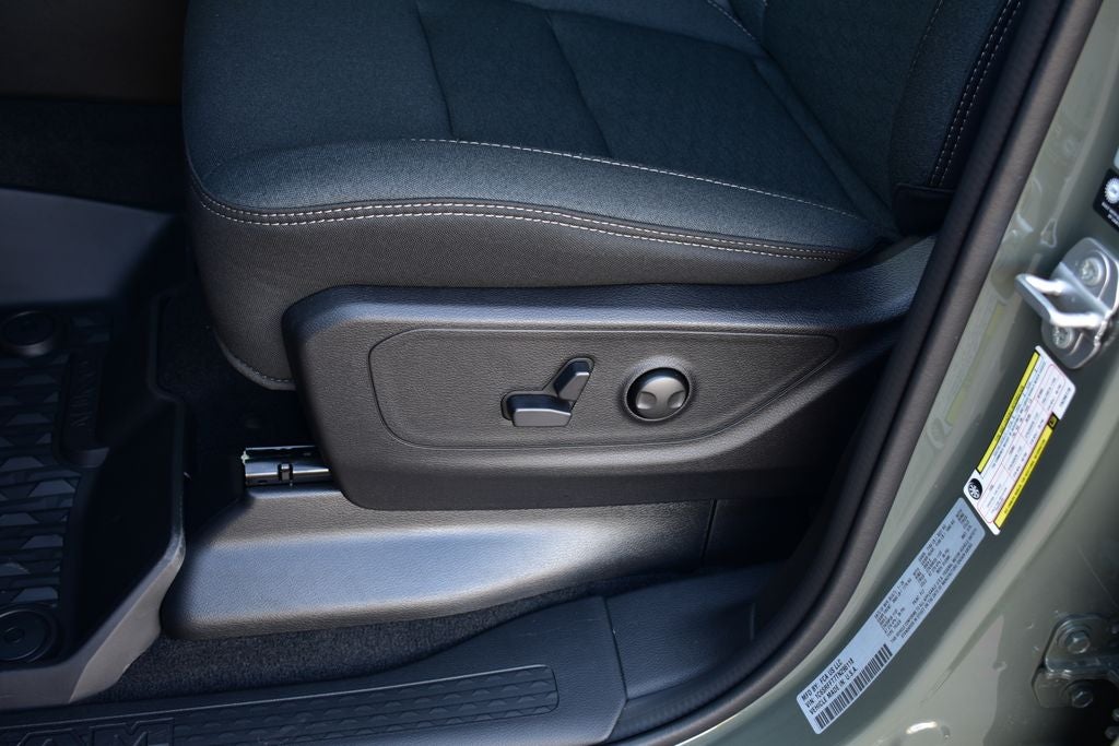 2026 RAM 1500 Big Horn/Lone Star Crew Cab 4x4 Night Edition w/5.7L Hemi