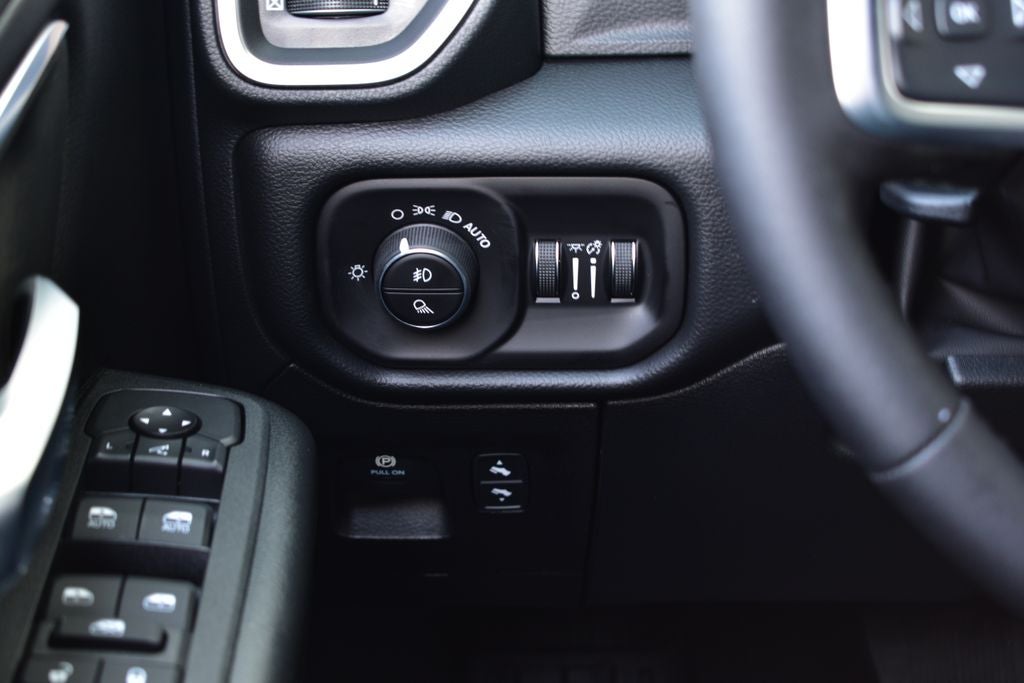 2026 RAM 1500 Big Horn/Lone Star Crew Cab 4x4 Night Edition w/5.7L Hemi