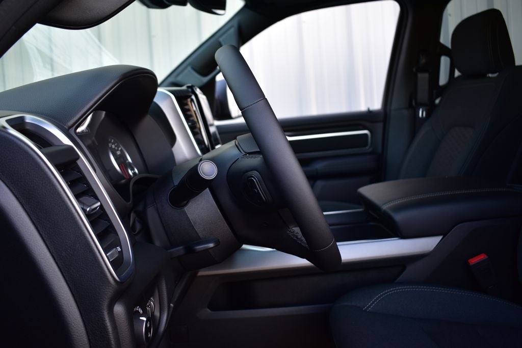 2026 RAM 1500 Big Horn/Lone Star Crew Cab 4x4 Night Edition w/5.7L Hemi