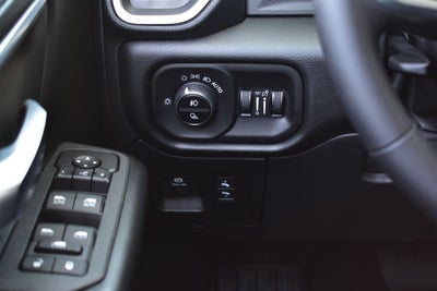 2026 RAM 1500 Big Horn/Lone Star Crew Cab 4x4 Night Edition w/5.7L Hemi