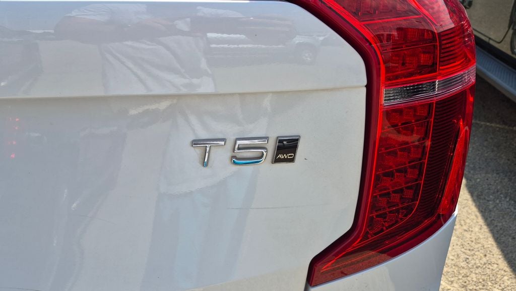 2022 Volvo XC90 T5 Momentum