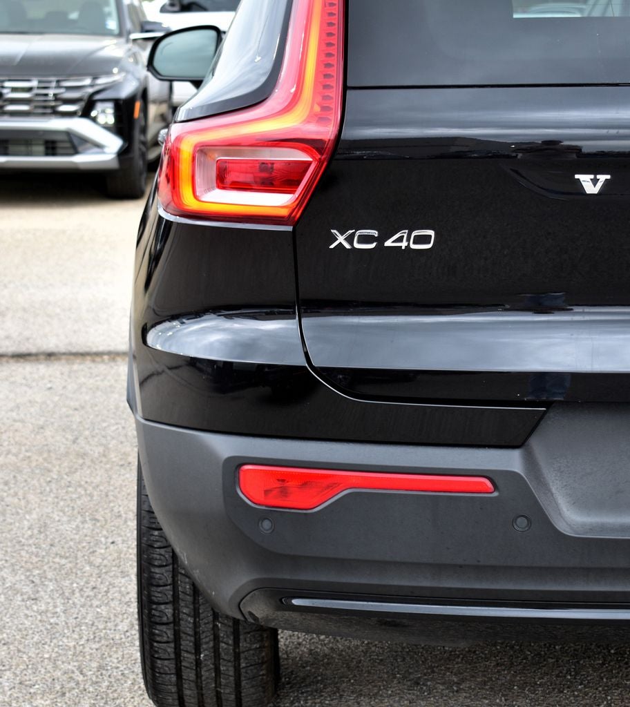 2023 Volvo XC40 B5 Plus Dark Theme