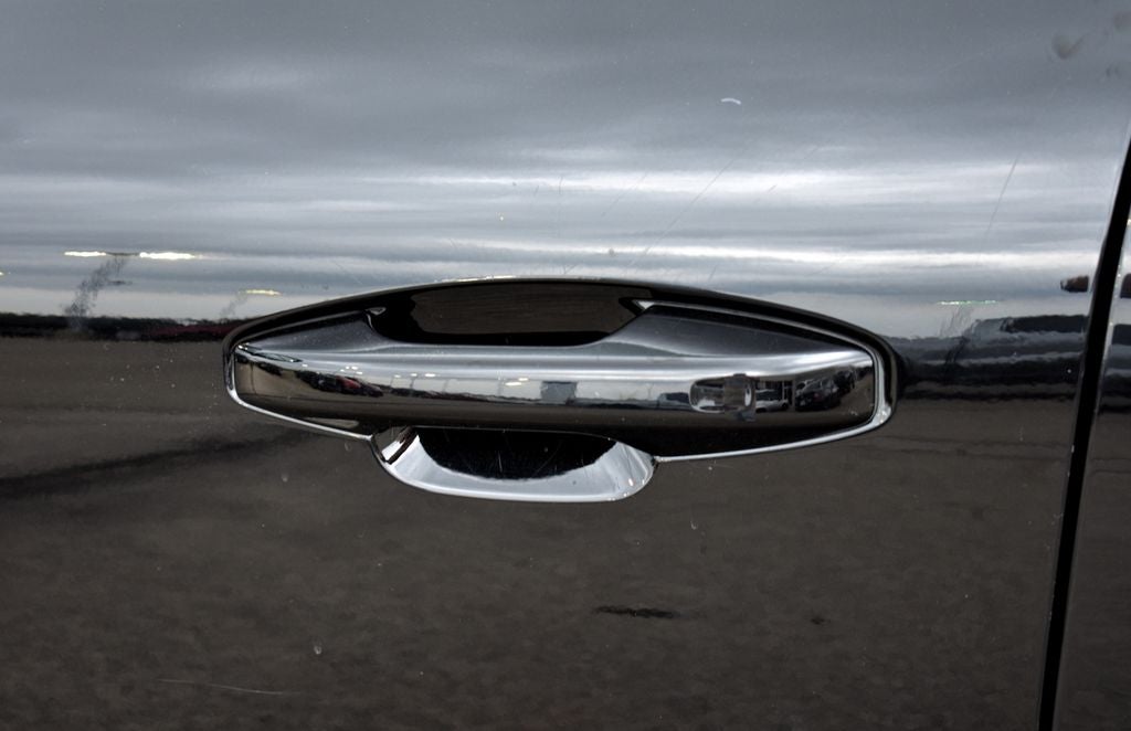 2023 Volvo XC40 B5 Plus Dark Theme