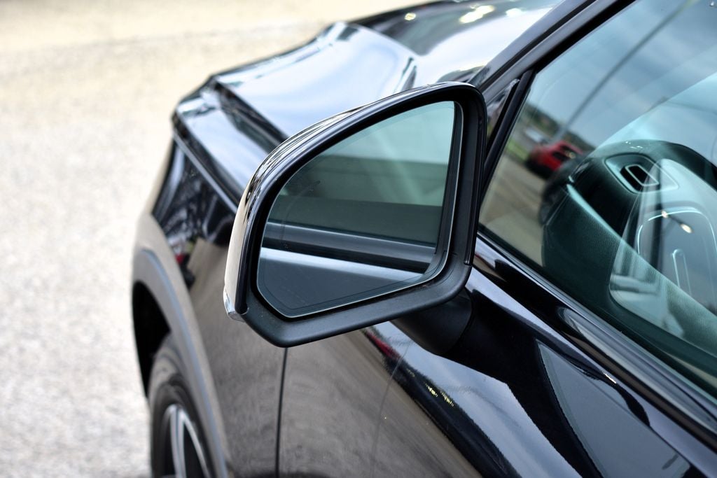 2023 Volvo XC40 B5 Plus Dark Theme