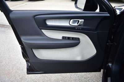 2023 Volvo XC40 B5 Plus Dark Theme