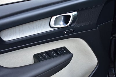 2023 Volvo XC40 B5 Plus Dark Theme