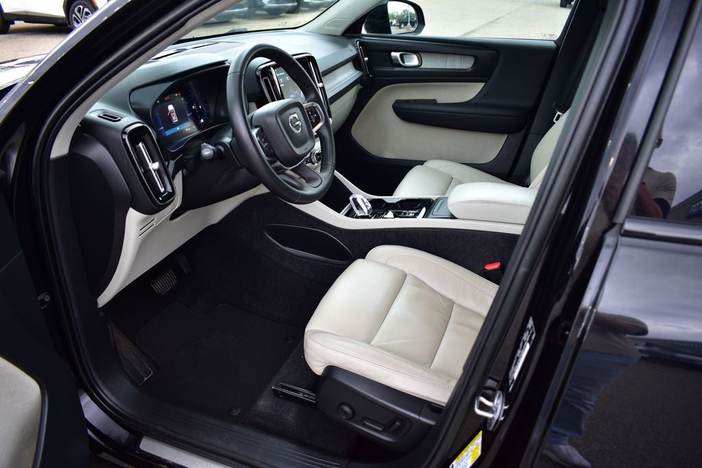 2023 Volvo XC40 B5 Plus Dark Theme