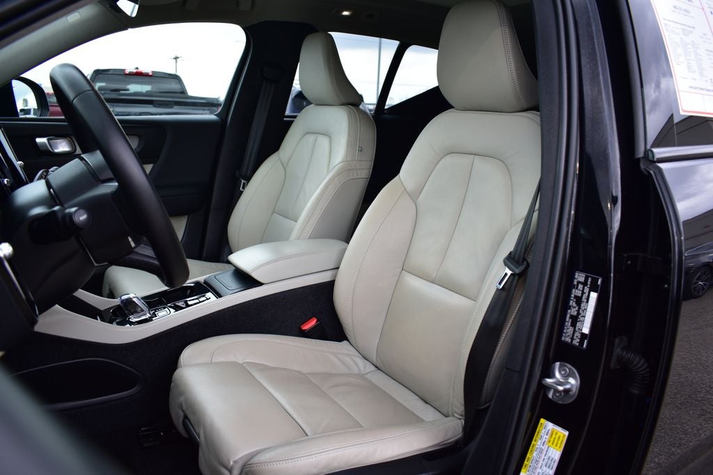 2023 Volvo XC40 B5 Plus Dark Theme