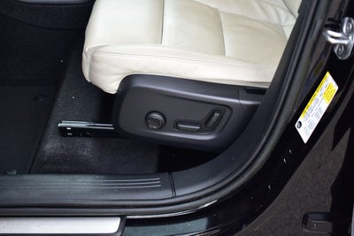 2023 Volvo XC40 B5 Plus Dark Theme