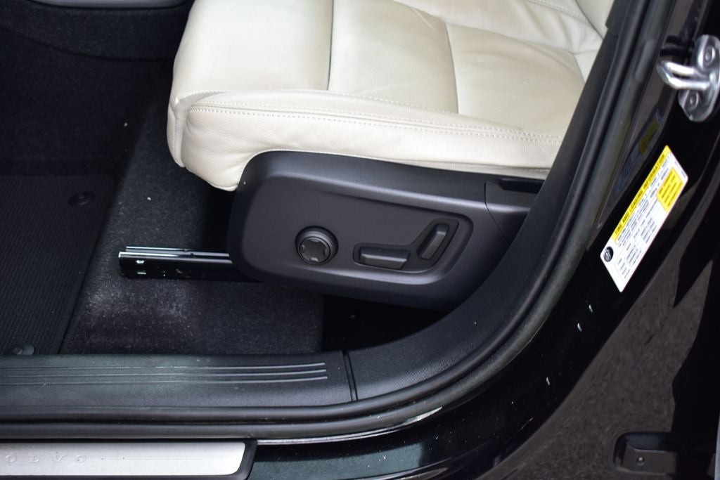 2023 Volvo XC40 B5 Plus Dark Theme