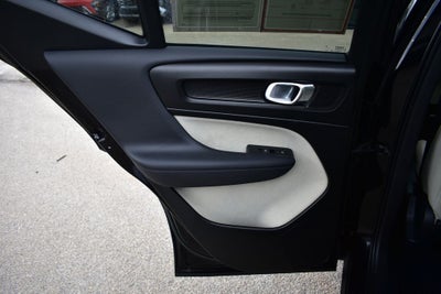 2023 Volvo XC40 B5 Plus Dark Theme