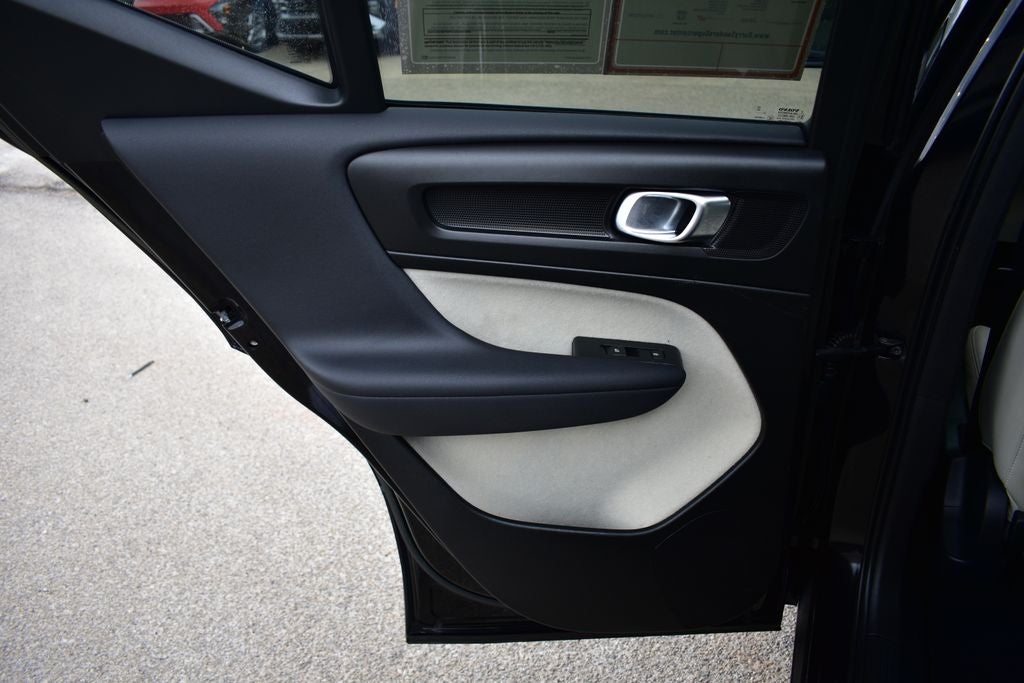 2023 Volvo XC40 B5 Plus Dark Theme