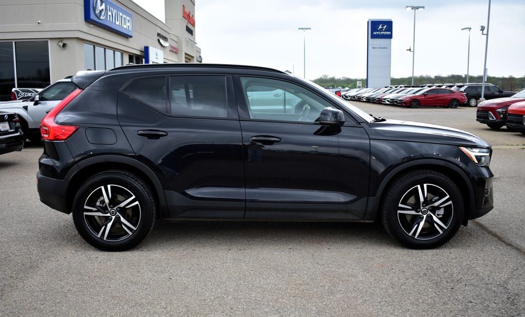 2023 Volvo XC40 B5 Plus Dark Theme