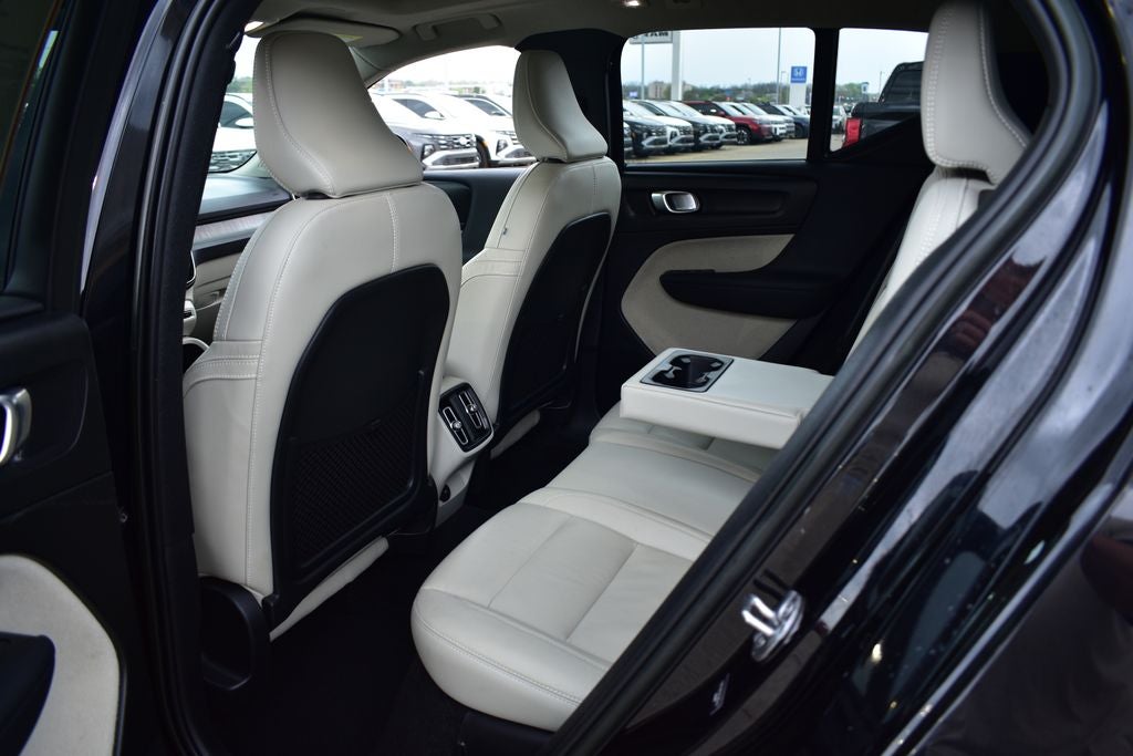 2023 Volvo XC40 B5 Plus Dark Theme