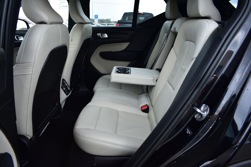 2023 Volvo XC40 B5 Plus Dark Theme