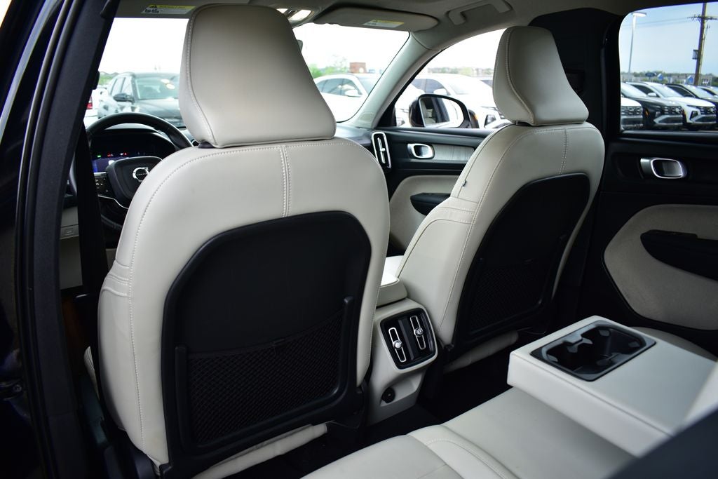 2023 Volvo XC40 B5 Plus Dark Theme