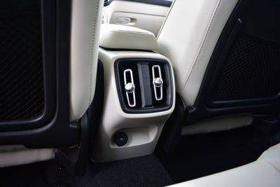 2023 Volvo XC40 B5 Plus Dark Theme