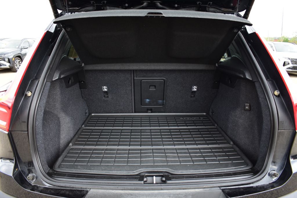 2023 Volvo XC40 B5 Plus Dark Theme