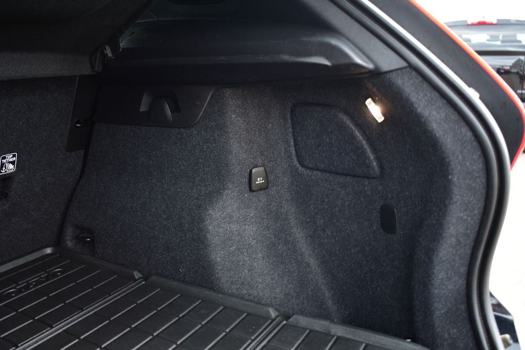 2023 Volvo XC40 B5 Plus Dark Theme