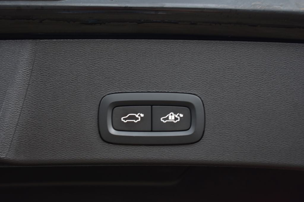 2023 Volvo XC40 B5 Plus Dark Theme