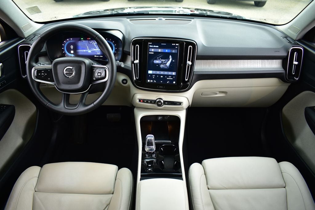 2023 Volvo XC40 B5 Plus Dark Theme