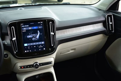 2023 Volvo XC40 B5 Plus Dark Theme