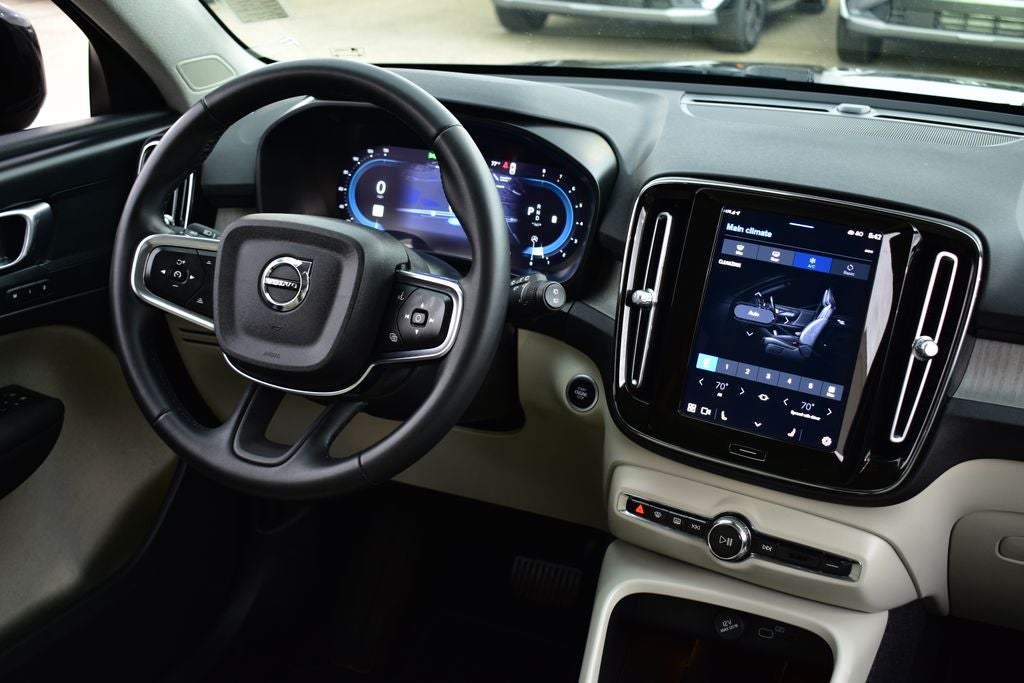 2023 Volvo XC40 B5 Plus Dark Theme