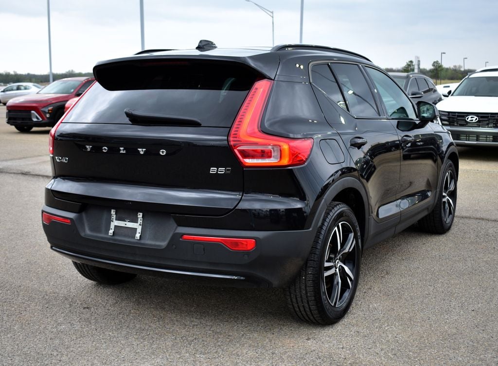 2023 Volvo XC40 B5 Plus Dark Theme