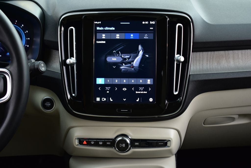 2023 Volvo XC40 B5 Plus Dark Theme