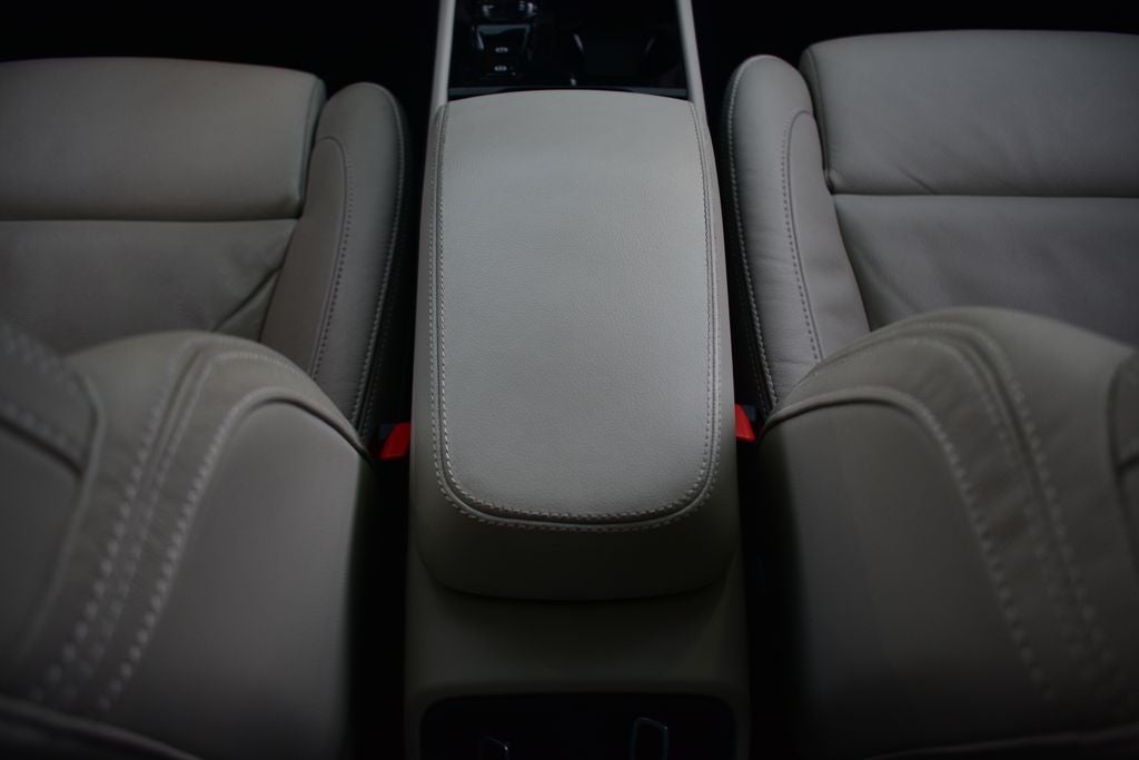 2023 Volvo XC40 B5 Plus Dark Theme